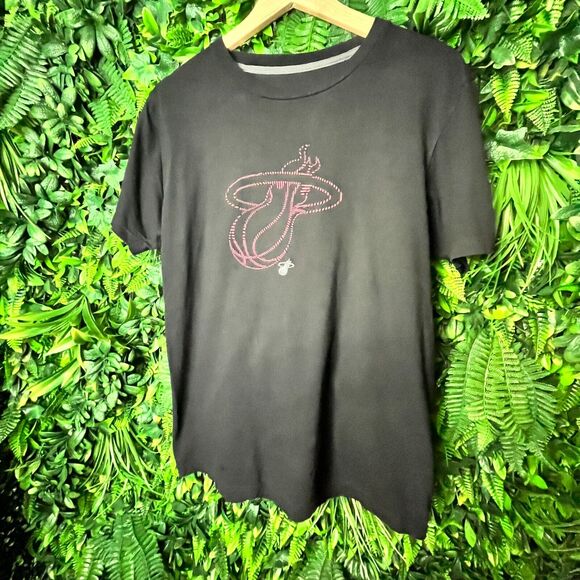 MIAMI HEAT Shirt Men Medium Black Graphic Print Red Pixel Logo NBA‎ Sports 0577 - Picture 1 of 8